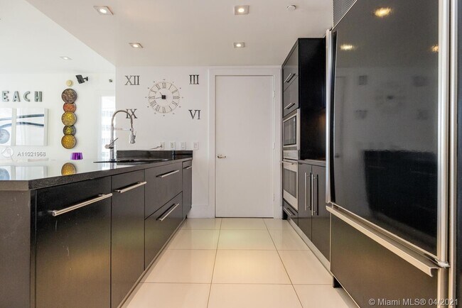 Building Photo - 475 Brickell Ave