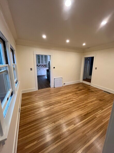 Living room - 1318 N McCadden Pl