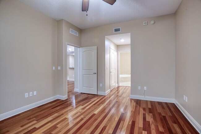 Building Photo - 701 S Olive Ave