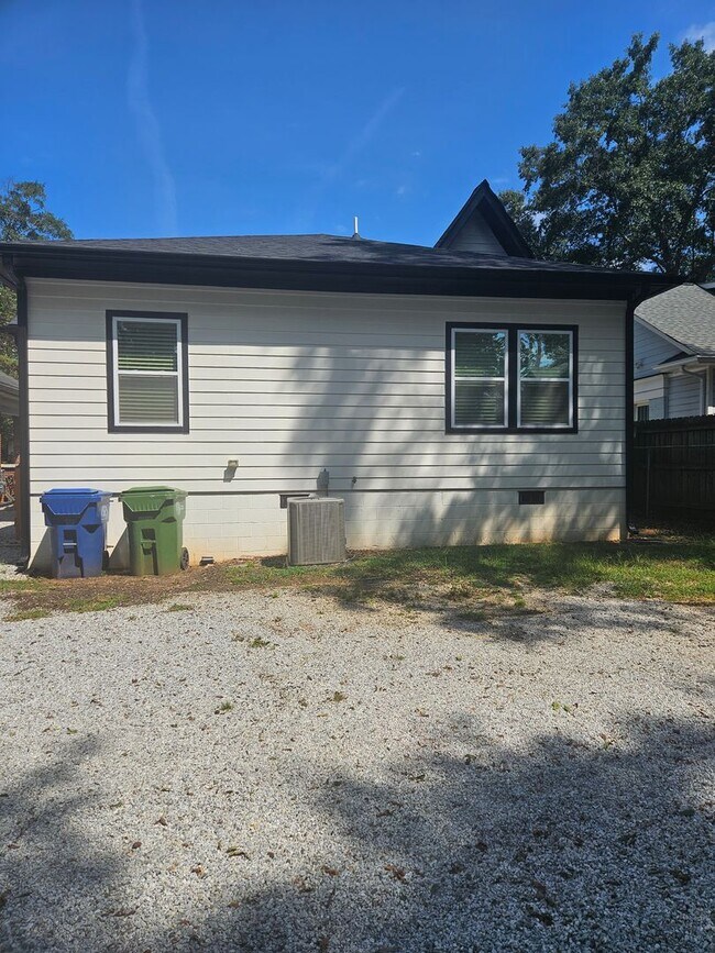 Building Photo - 3 Bedroom 2.5 bath home