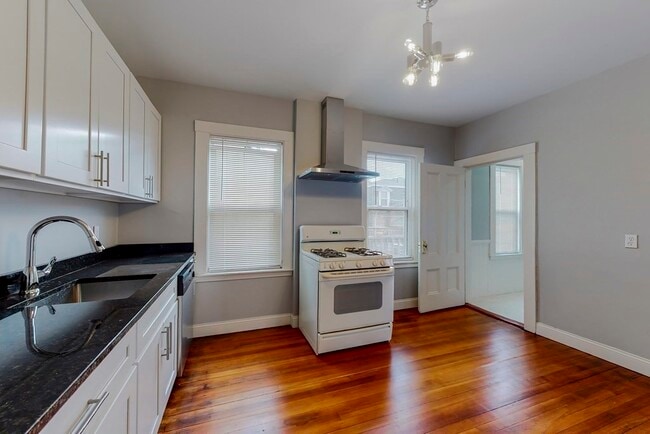 Building Photo - 166 Sydney St