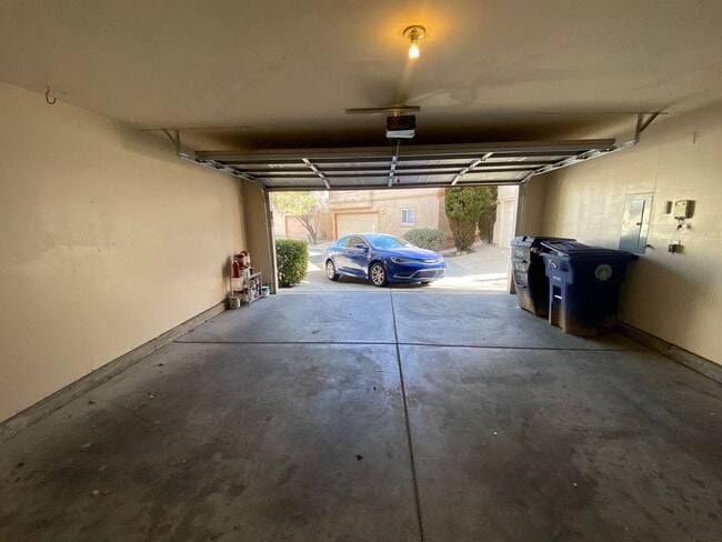 Building Photo - 3 bed 2.5 bath