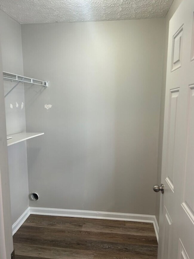 Building Photo - Tates Creek Village. 1st Floor Master BR!  260204