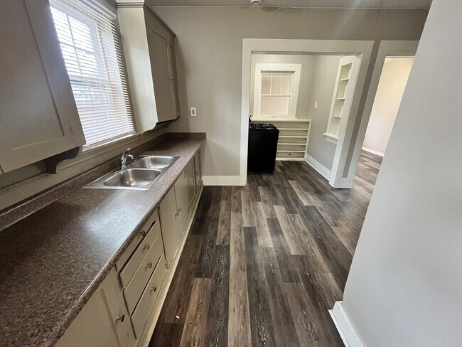 Building Photo - 916 N Austin St