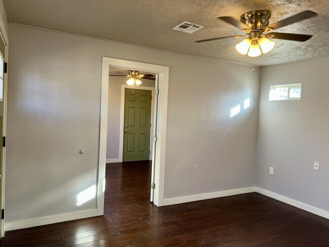 Building Photo - 904 N Peoria Ave