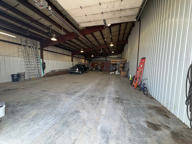 Building Photo - 805 Expressway Ct