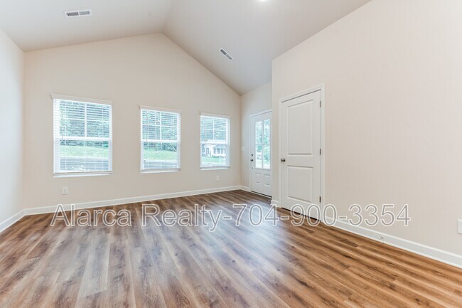 Building Photo - 327 W Iredell Ave