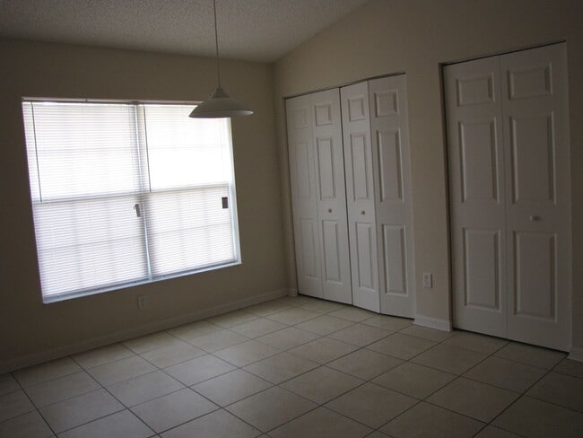 Building Photo - 4/2/2, with screen porch. Convenient locat...