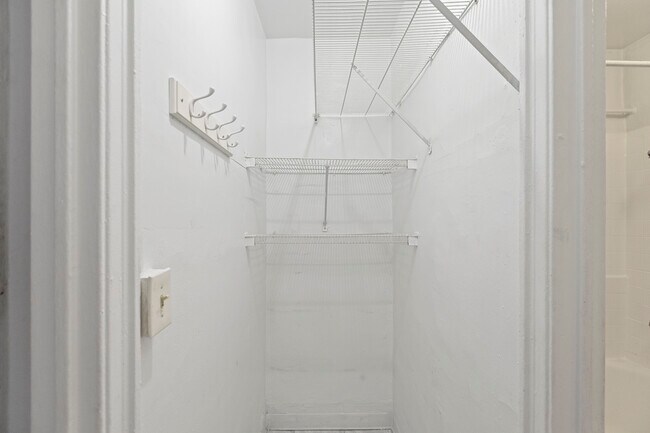 Building Photo - 434 W Wellington Ave