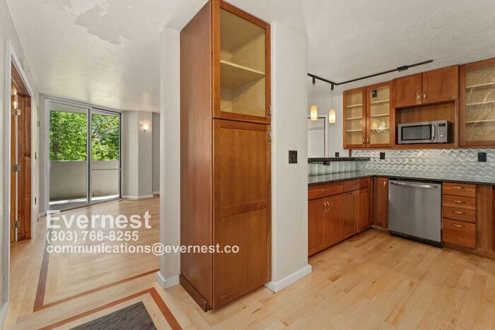 Building Photo - 601 W 11th Ave