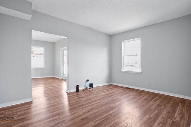Building Photo - Quality 2 Bed 1.5 Bathrooms Home - Availab...