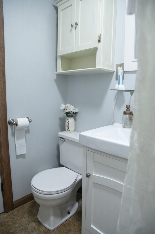 Building Photo - Beautifully Renovated 4-Bedroom Home with Fenced Backyard!
