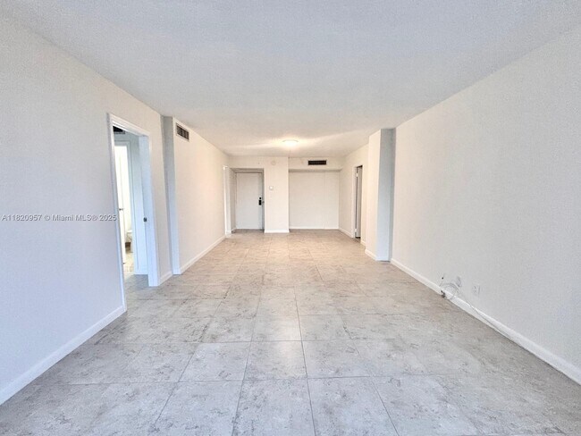 Building Photo - 3101 N Country Club Dr