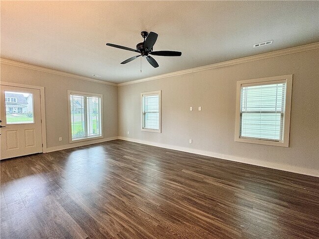 Building Photo - 821 NE Hts Ln