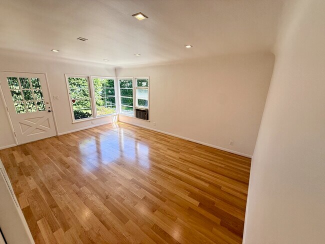 living room - 714 Lincoln Blvd