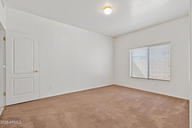 Building Photo - 1684 W Merrill Ln