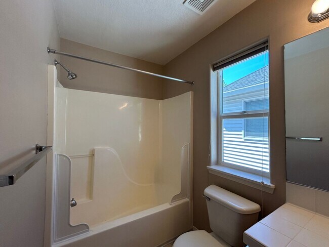 Building Photo - Gorgeous 4 Bed, 2.5 Bath House!