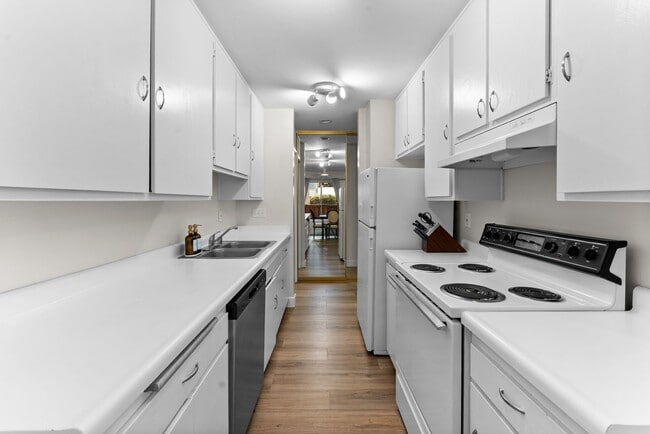 Building Photo - Beautiful 2BD/2BA Condo in Prime Pacific Beach Location!