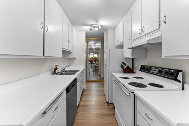 Building Photo - Beautiful 2BD/2BA Condo in Prime Pacific Beach Location! THIS UNIT IS UNFURNISHED