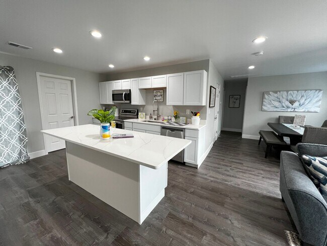 Building Photo - Fully Furnished rental with excellent central location in North cincinnati Suburbs