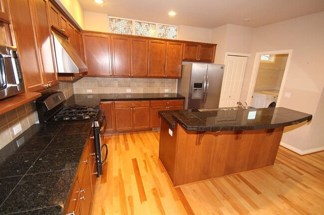 Building Photo - 4 BEDROOM WOODBRIDGE REDMOND HOME FOR RENT...