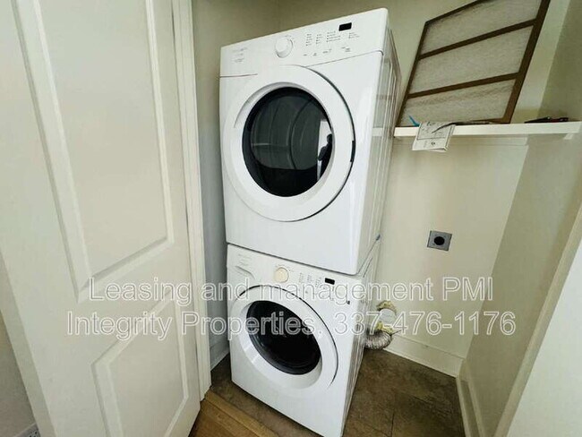 Building Photo - 113 Bayou St