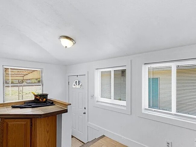 Building Photo - 2731 E Orman Ave