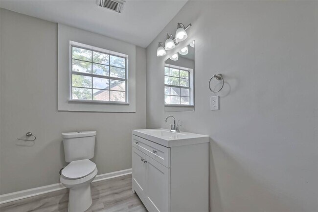 Building Photo - 17805 Villa Way Dr