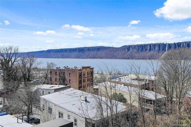 Building Photo - 493 Warburton Ave