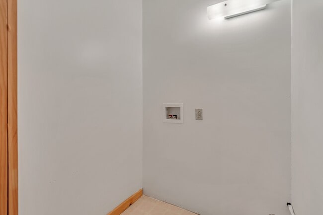 Building Photo - 450 N 500 E