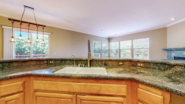 Building Photo - Gorgeous Home with private yards, large de...