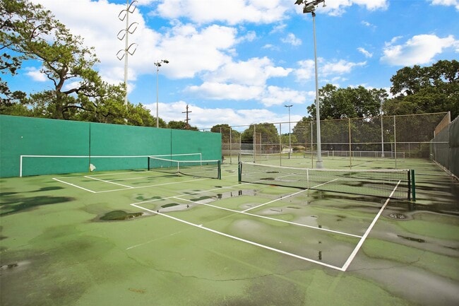 Building Photo - 1607 Willowby Dr