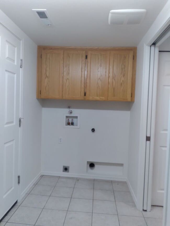 Building Photo - Charming 3-Bed Duplex with 2.5 Baths & 1600 Sq Ft - Prime Tacoma Location!