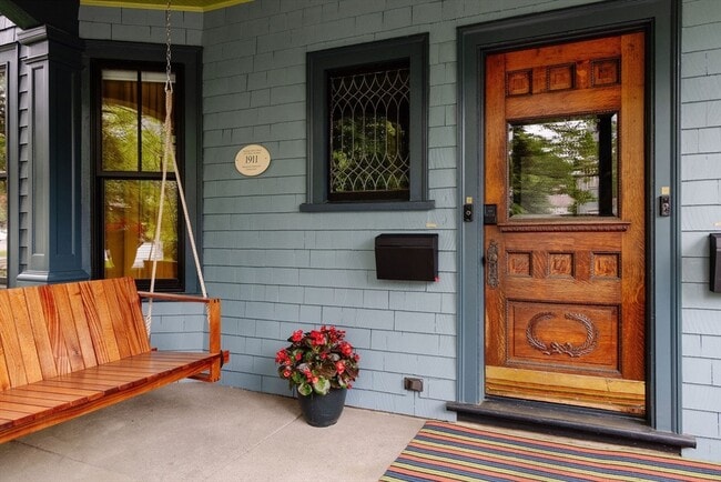 Building Photo - 21 Walnut St