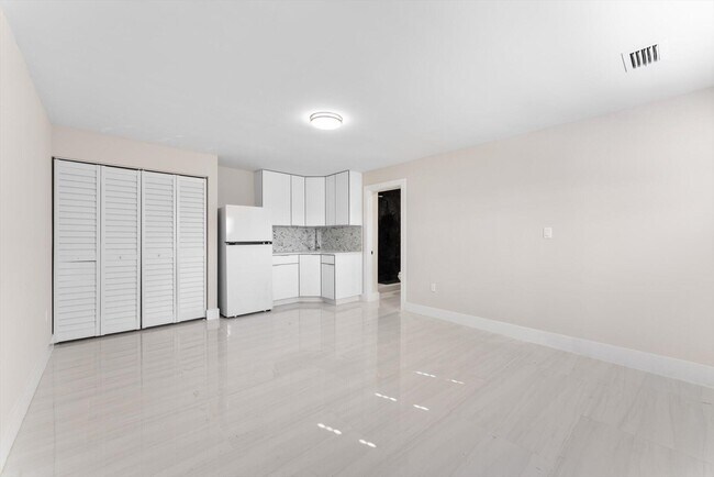 Primary Photo - 2329 West Dr