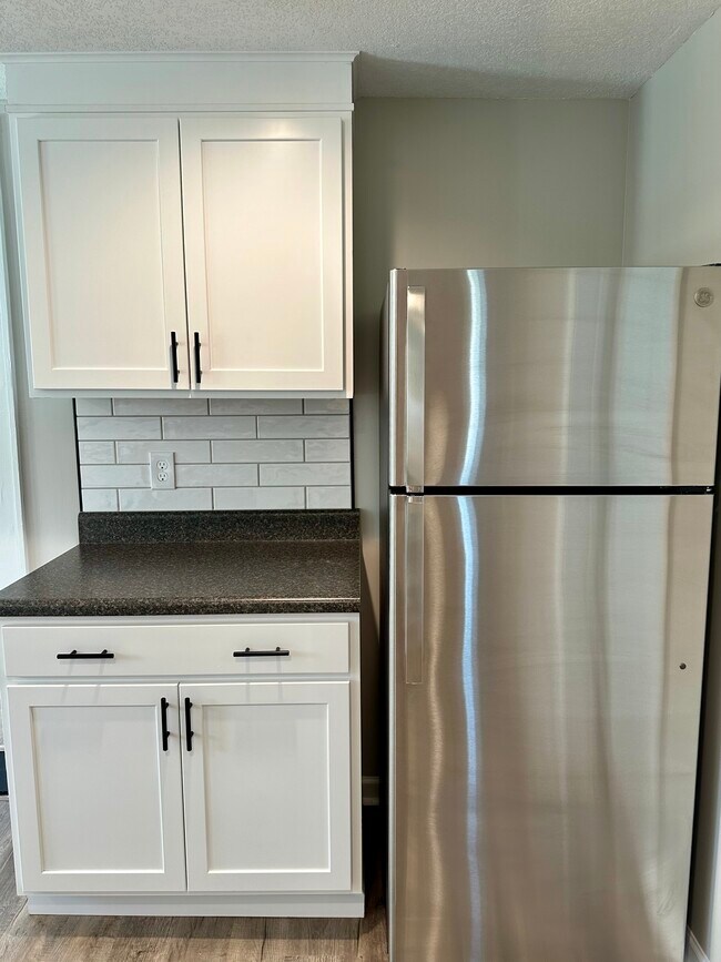 Fridge with ice-maker - 2304 Belle Ave NE