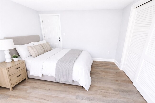 Building Photo - 92 Elm St