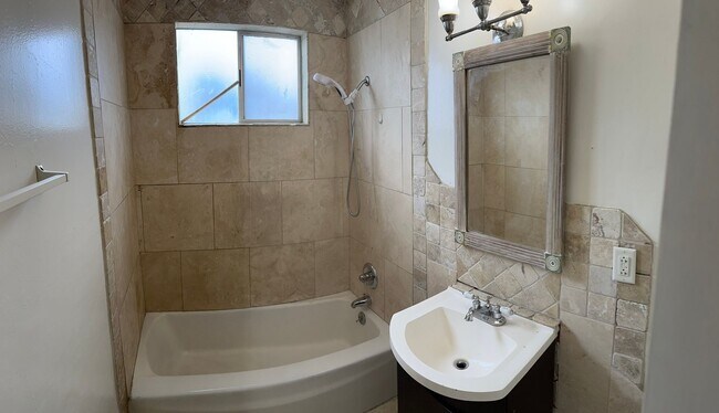 Building Photo - 3 Bedroom / 2 Bathroom Pool Home In Hemet