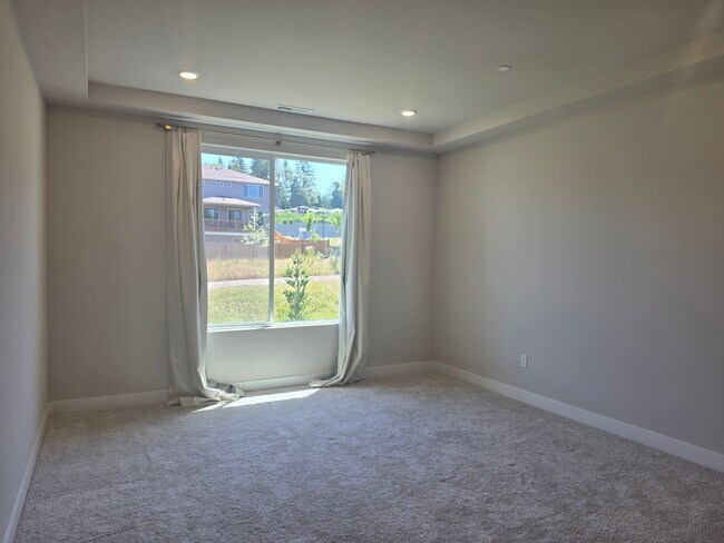 Building Photo - 3 Bedroom Plus Den Rambler in Arborwood!