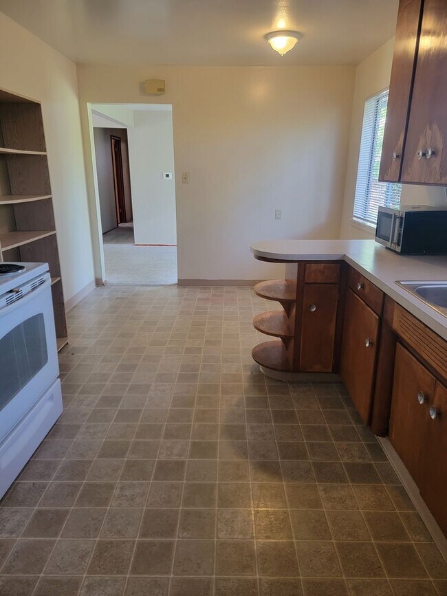 Building Photo - Affordable Lakewood 3 bedroom Rambler