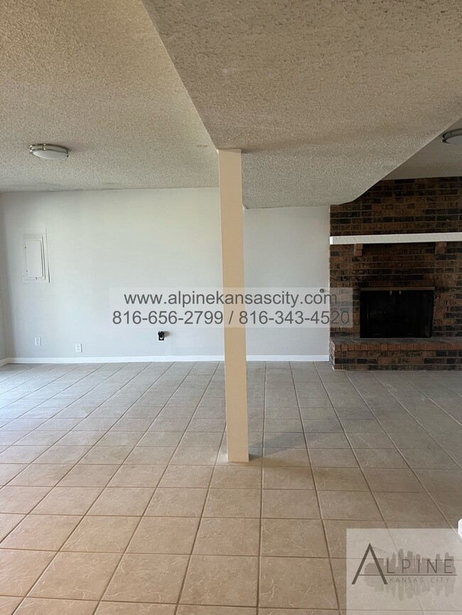 Building Photo - Spacious Parkville Ranch