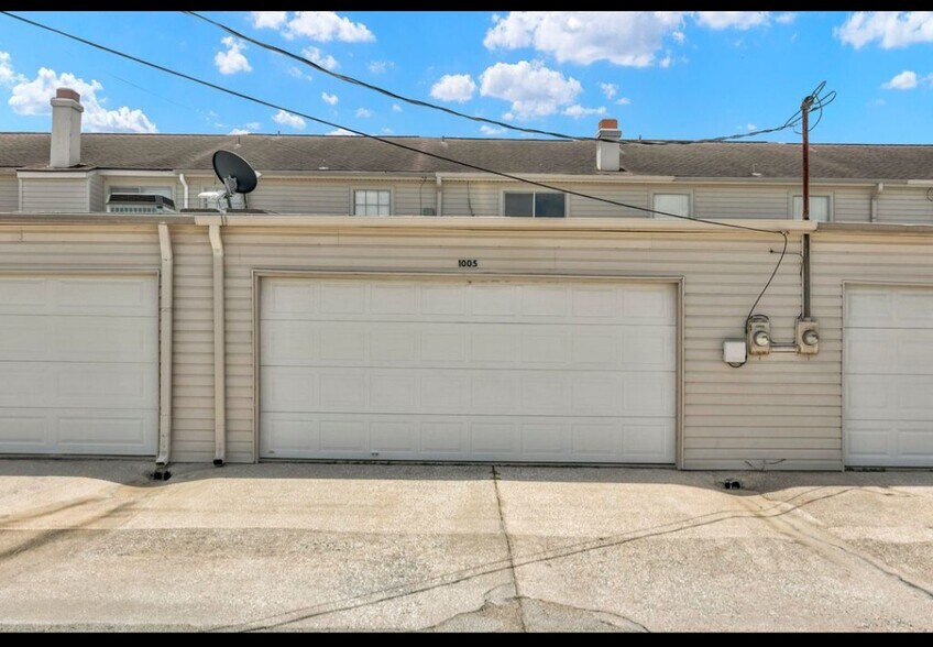 Building Photo - 1005 Park Meadow Dr