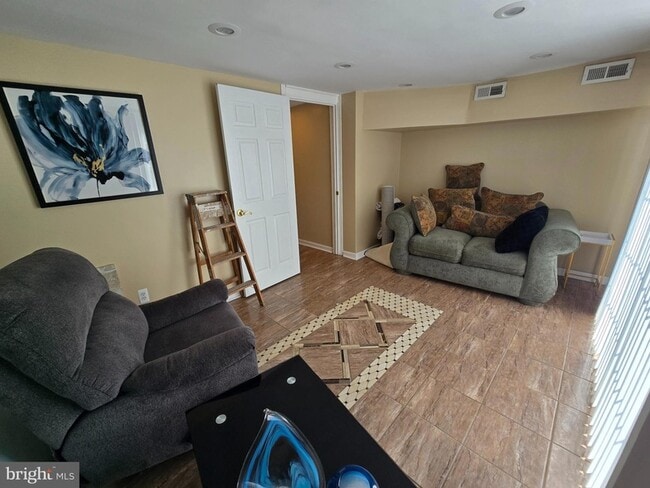 Building Photo - 1116 W Oxford St