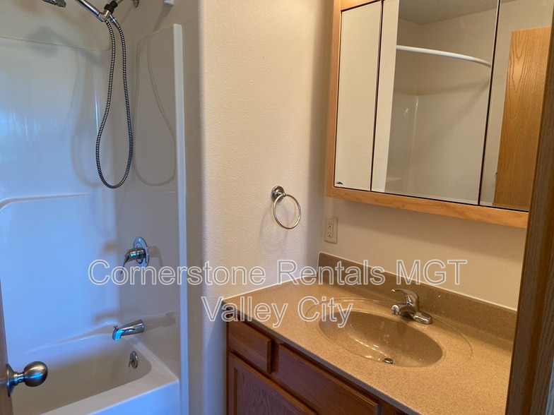 Building Photo - 508 10th St NE