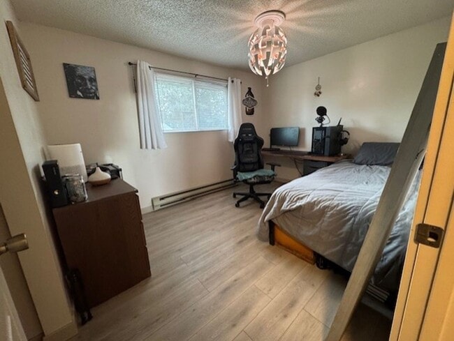 Building Photo - Updated home in a desirable SE neighborhood on a large lot