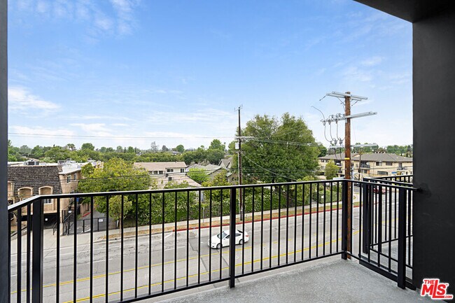 Building Photo - 6144 Whitsett Ave