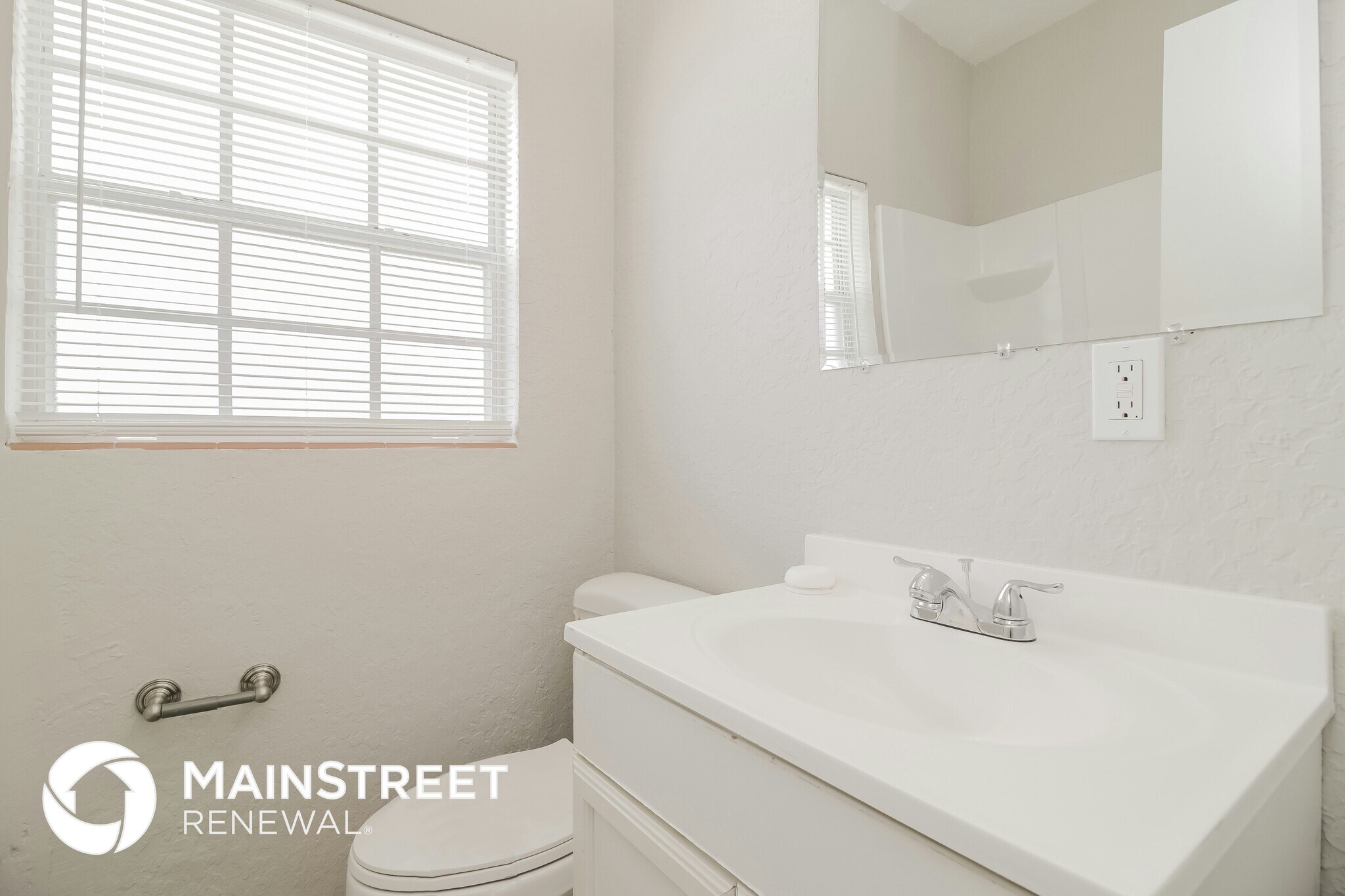 Building Photo - 451 E 6th St