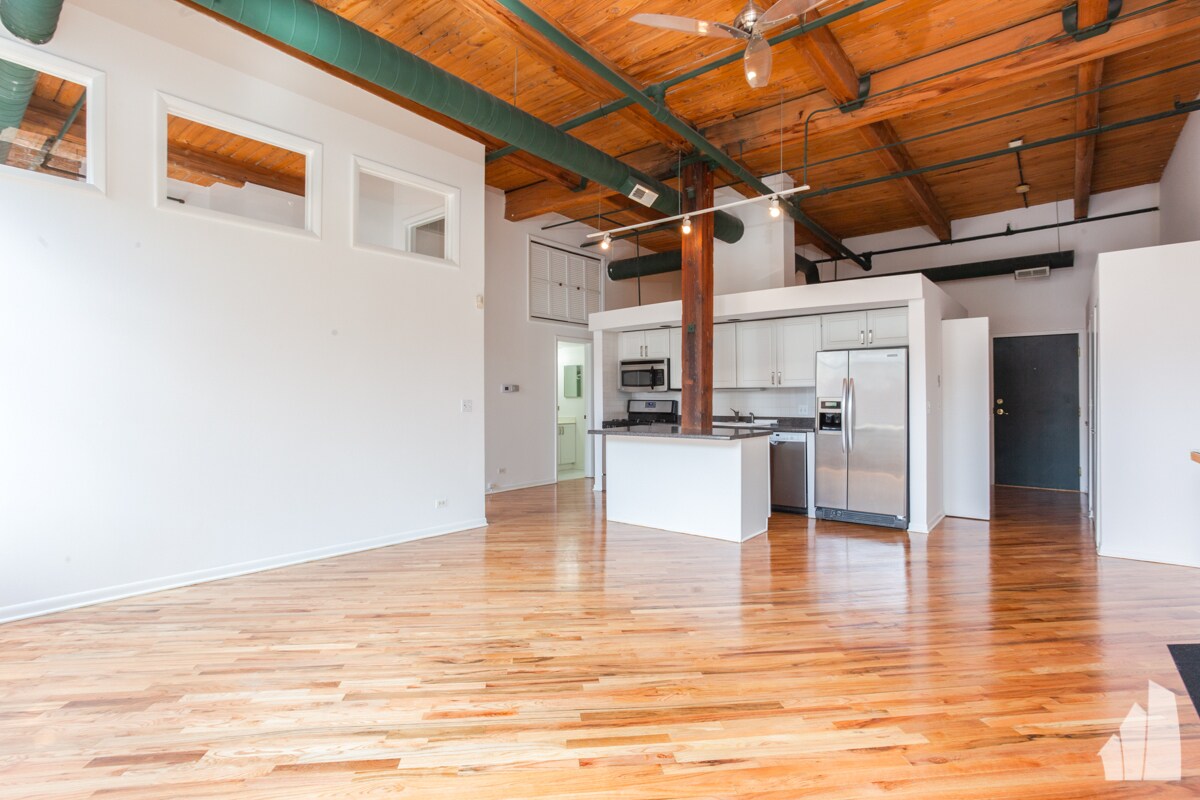 Building Photo - 2222 W Diversey Ave