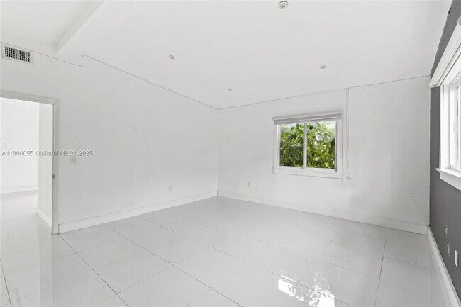 Building Photo - 6432 SW 33rd St