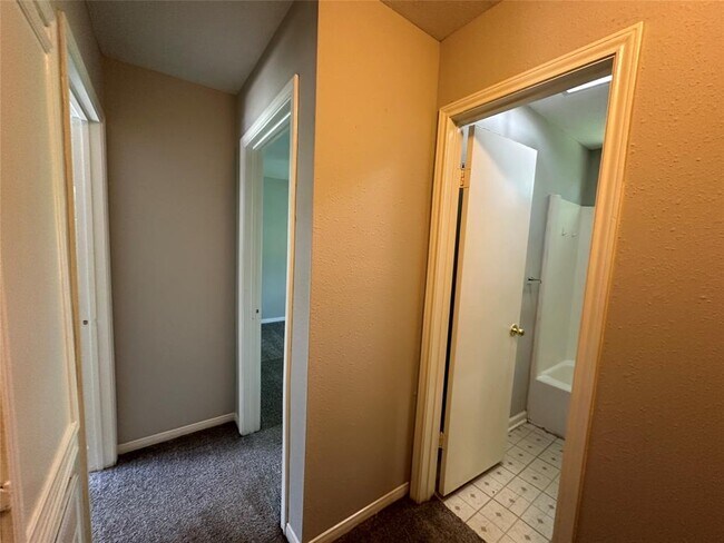 Building Photo - 4745 Holly Ln E